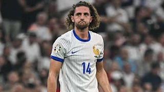 "جرينوود ضرب صديقته".. والدة رابيو تفتح النار على دي زيربي بعد طرد ابنها من الفريق