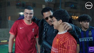 محمد رمضان يهدي فريق لعب كرة قدم بعد الإفطار 120 ألف جنيه في "مدفع رمضان"