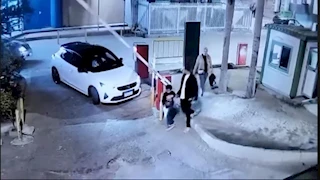 الكاميرات رصدته.. سيارة تدهس أبًا ونجله داخل جراج مول شهير بالإسكندرية (فيديو وصور)