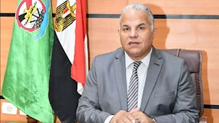 أولياء أمور طالبات بالفيوم يتهمون وكيلة مدرسة: "بتخبي أحذية البنات في الصلاة".. والتعليم تحقق