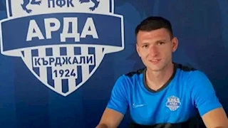 واقعة غريبة.. الوقوف دقيقة حداد على لاعب مازال حيًا (فيديو)