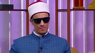 كشف سر تحريك أصابعه.. "الإمام البصير" محمد حسن يبدع بتلاوة آية الصيام بثلاث قراءات (فيديو)