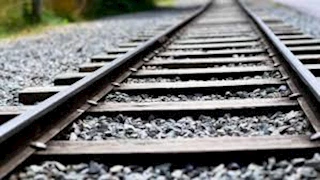 حزر فزر.. ما السر وراء وضع الحجارة الصغيرة والحصى أسفل مسارات القطار؟ 