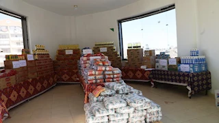 محافظ أسوان يتابع صرف الدعم الإضافي على بطاقات التموين- صور