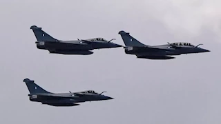 تحطم طائرة عسكرية في الجزائر ومصرع قائدها (فيديو)