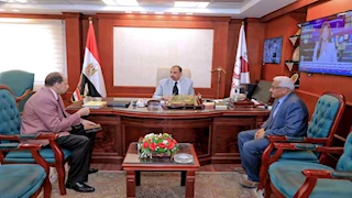 محافظ سوهاج يهنئ "أحلام" الفائزة بجائزة الأم المثالية على مستوى المحافظة - صور