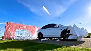 نظام القيادة الآلي في سيارة تسلا يسقط بفخ الطريق الوهمي.. فيديو صادم