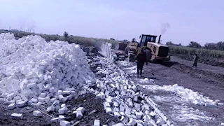 بالصور.. آخر جهود حملات إزالة التعديات على الأراضي فى أسوان