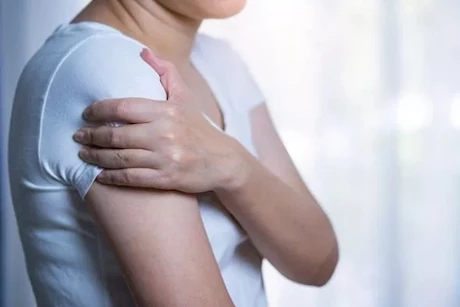 ألم الكتف الأيمن والكبد- طبيب يوضح العلاقة بينهما