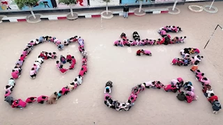  "عيد أمي".. تلاميذ مدرسة فى البحيرة يصنعون لوحة بشرية احتفالًا بست الحبايب 