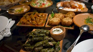 "المصريون يلقون 60 % من الأكل بالقمامة"..  موائد رمضان تفيض بالطعام المهدر