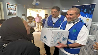 أحمد سعد يشارك في توزيع كراتين رمضان وملابس العيد على الأرامل والأيتام (صور)