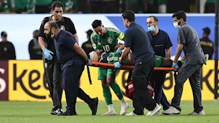 إصابة مروعة.. نقل لاعب السعودية للمستشفى بعد تدخل عنيف (فيديو)