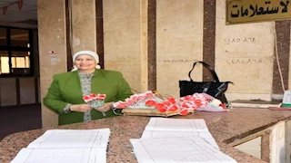 مدير تعليم القاهرة تحتفل بعيد الأم بتكريم الموظفات وتوزيع الورود