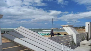 يحجب رؤية البحر.. إزالة حاجز خشبي على كورنيش الإسكندرية - صور