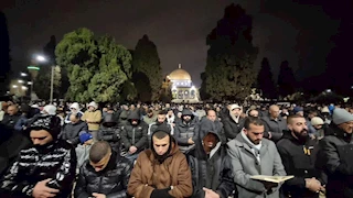 تحت الأمطار.. عشرات الآلاف يؤدون العشاء والتراويح في الأقصى "صور"