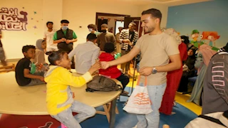 طلاب جامعة طيبة يزورون مستشفى الأورام بالأقصر لدعم الأطفال المرضى