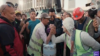 "مدفع رمضان".. محمد رمضان يوزع 200 ألف جنيه على عمال بالعاصمة الإدارية في مسابقة "الريست"