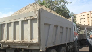 خبطه وهرب.. تفاصيل فيديو تصادم وهروب قائد سيارة نقل بالشرقية