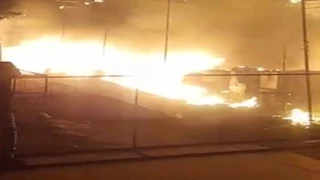 السلع أصبحت رماد.. حريق يلتهم معرض أهلًا رمضان في ملوي بالمنيا -صور