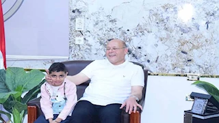  جامعة سوهاج تتدخل لإنهاء معاناة طفل مصاب بضمور العضلات -صور 