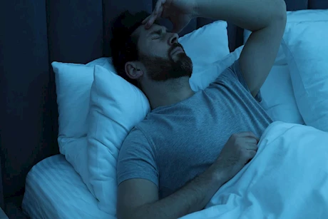 عادة شائعة أثناء النوم قد تسبب مشاكل شائعة في الفك