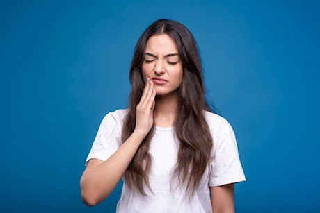 طبيبة تحذر من عادة شائعة في رمضان: تدمر أسنانك