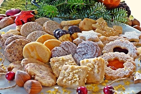 طبيبة تكشف أسباب رغبتك المستمرة في تناول الحلويات