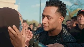 "أنا جاي أفرحك ماتعيطيش".. محمد رمضان يبكي متأثرًا ببكاء "بائعة مناديل"