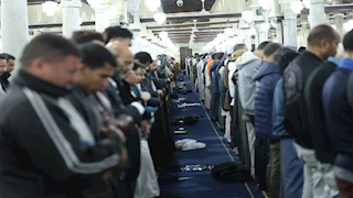 من أين يبدأ الصف خلف الإمام في صلاة الجماعة؟.. المفتي يوضح 