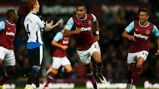 نجم الدوري الإنجليزي السابق متهم بخيانة زوجته مع نجمة على مواقع التواصل الاجتماعي