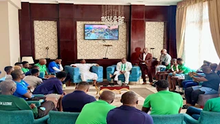 استعدادًا لمواجهة مصر.. سفير سيراليون يزور لاعبيه في المران (صور