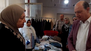 "فنون تطبيقية حلوان" تنظم معرضًا خيريًا يوفر ملابس وحقائب بأسعار مخفضة