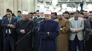 للمرة الثانية في رمضان.. الأزهر يقدم أحد طلابه لإمامة آلاف المصلين بالجامع الأزهر (فيديو)