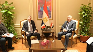 الخط السادس للمترو ومجمع ألستوم.. وزير النقل يبحث مع السفير الفرنسي المشروعات المشتركة