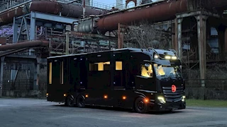 بـ82 مليون جنيه| شركة تعديلات تحول مرسيدس Actros إلى فيلا متنقلة - صور