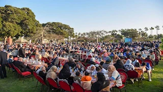 "أسعد يوم لي".. محافظ الإسكندرية يشارك في أكبر إفطار جماعي بحضور 15 ألف فرد - صور