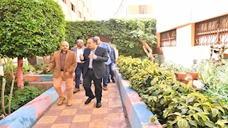 بالصور- محافظ أسيوط يتفقد مدرسة طه حفني المليجي ويشيد بجهود المعلمين