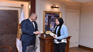 وزير العمل يعيد مستحقات عاملتَين ويسلمهما 64 ألف جنيه