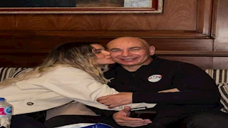 5 صور من تهئنة ابنة حسام حسن والدها بفوز الفراعنة على سيراليون