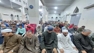 مساجد سوهاج تمتلئ بالمصلين ليلة 27 رمضان - فيديو وصور