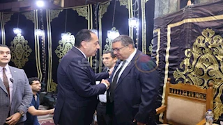 رئيس الوزراء يقدم واجب العزاء في والدة زياد بهاء الدين - صور