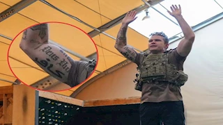 وشم "كافر" على ذراع وزير الدفاع الأمريكي يثير جدلًا واسعًا- صور