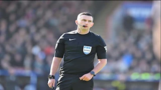 "أعلى من الأطباء والطيارين".. الكشف عن رواتب حكام الدوري الإنجليزي