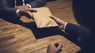 "الإفتاء": الرشوة من الكبائر.. والمرتشي يحرم نفسه من هذه النعمة