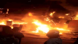 بالصور.. إخماد حريق هائل في محل مشويات بالمنيا