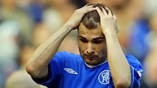 كيف تسبب "الكوكايين" في حرمان لاعب تشيلسي السابق من الكرة الذهبية؟