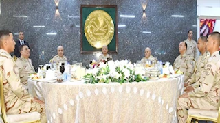 وزير الدفاع يشارك مقاتلي الجيش الثالث وقوات شرق القناة تناول وجبة الإفطار