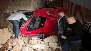 أول تحرك من محافظة القليوبية بعد اصطدام مقطورة بمنزل في كفر شكر (صور)