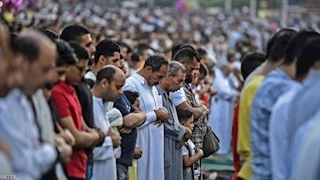 النشرة الدينية| هل يجوز صلاة العيد فى البيت.. وهل يجوز إخراج زكاة الفطر عن الميت إذا أدرك ليلة العيد